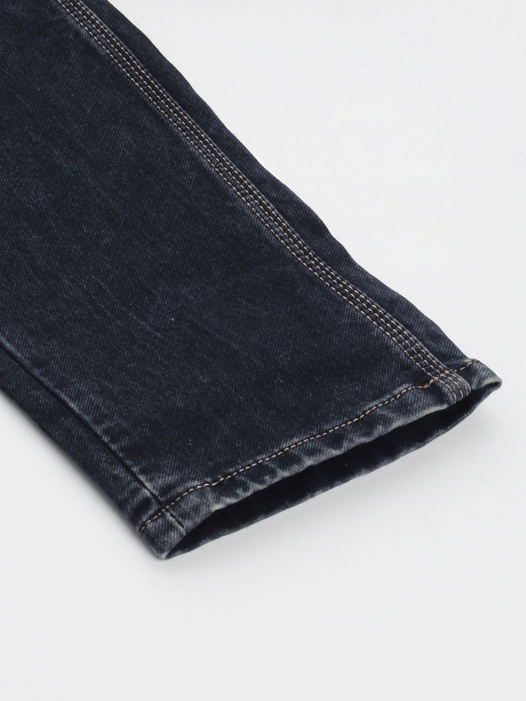 Menjadi lelaki manusia kurus sesuai dengan seluar jeans yang boleh diperbaharui