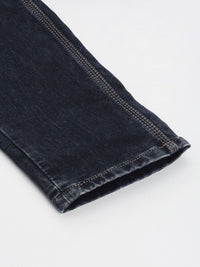Menjadi lelaki manusia kurus sesuai dengan seluar jeans yang boleh diperbaharui