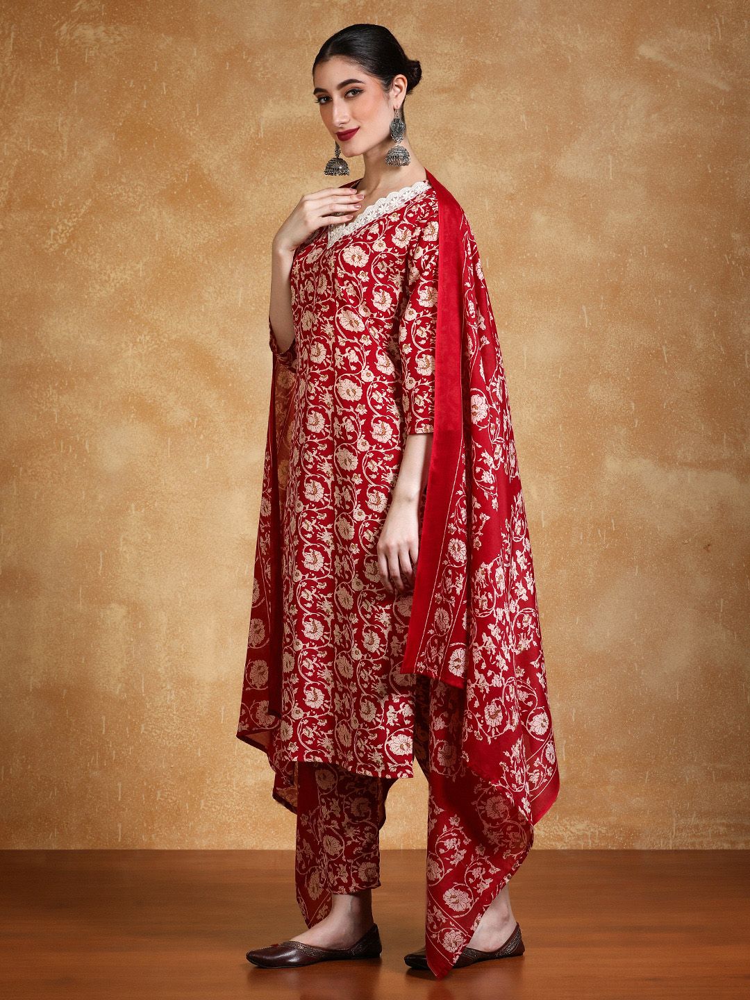 Varanga Women Floral Printed V Neck Kurta Set With Dupatta
