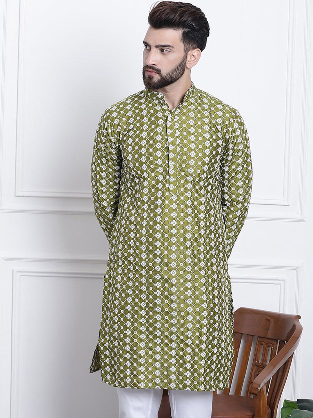 SOJANYA Floral Embroidered Thread Work Straight Kurta
