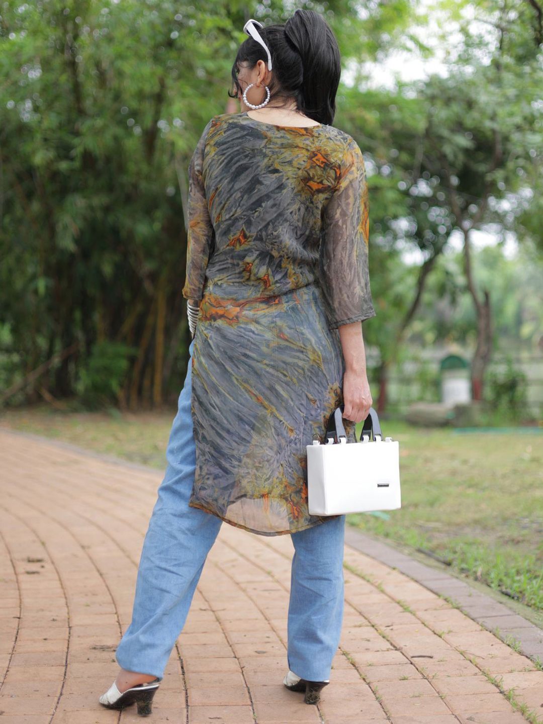 KALINI Ethnic Motifs Thread Work Chikankari Embroidery Georgette Straight Kurta