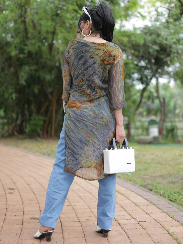 KALINI Ethnic Motifs Thread Work Chikankari Embroidery Georgette Straight Kurta