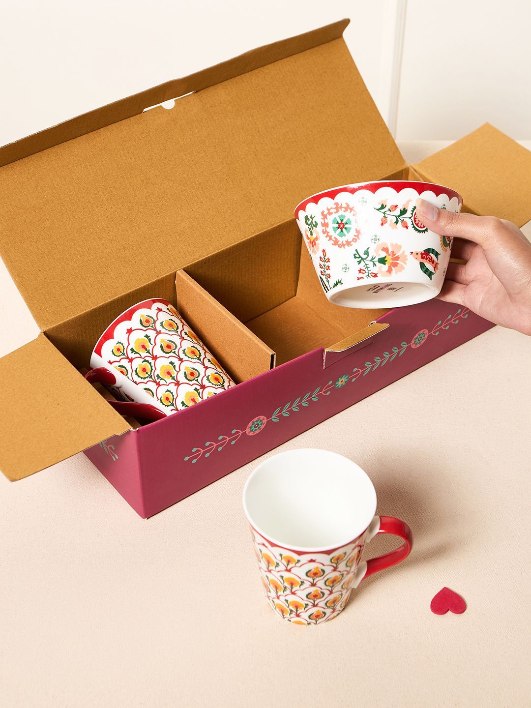 Chumbak Red &amp; Beige Suzani Bloom Tea Trio Set Hadiah 3 Didatangkan Dalam Kotak Hadiah