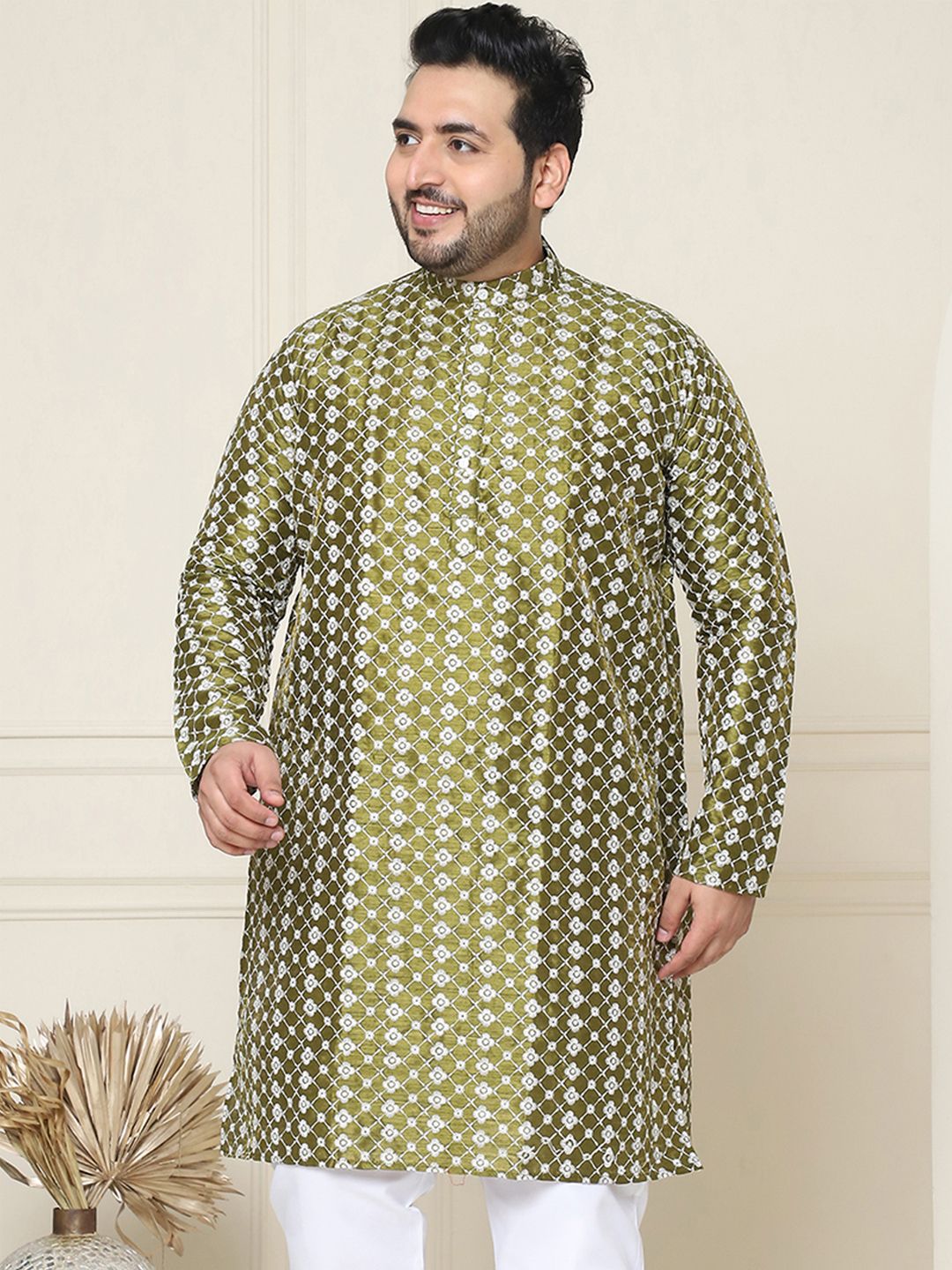 SOJANYA PLUS Men Green & White Chikankari Embroidered Kurta