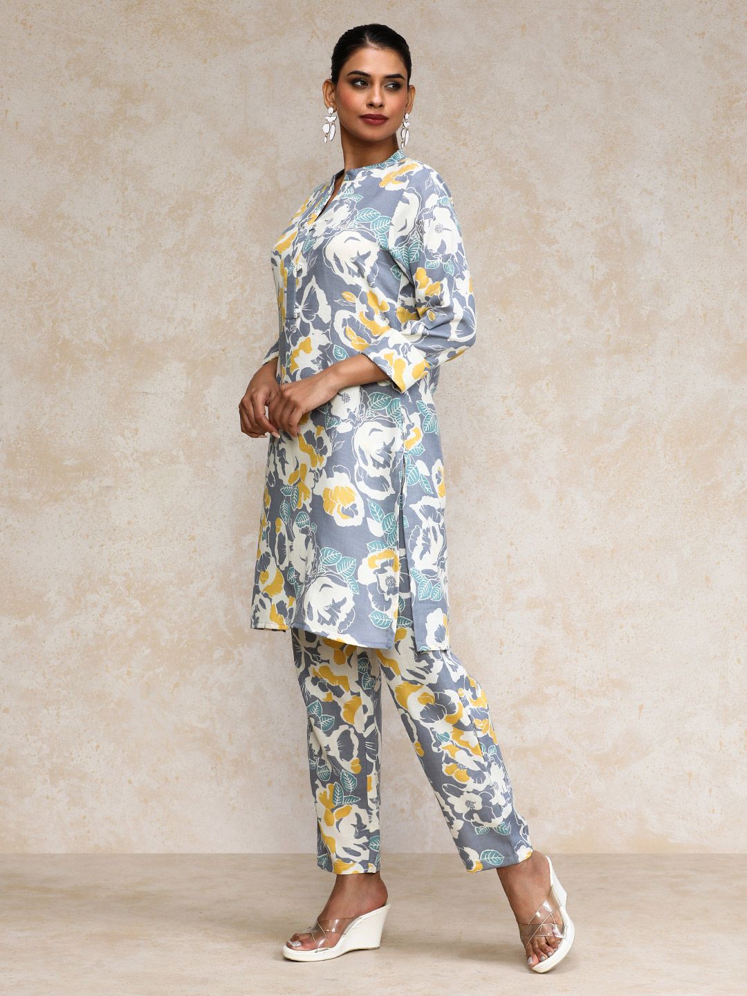 Varanga Women Printed Regular Kurta with Trousers
