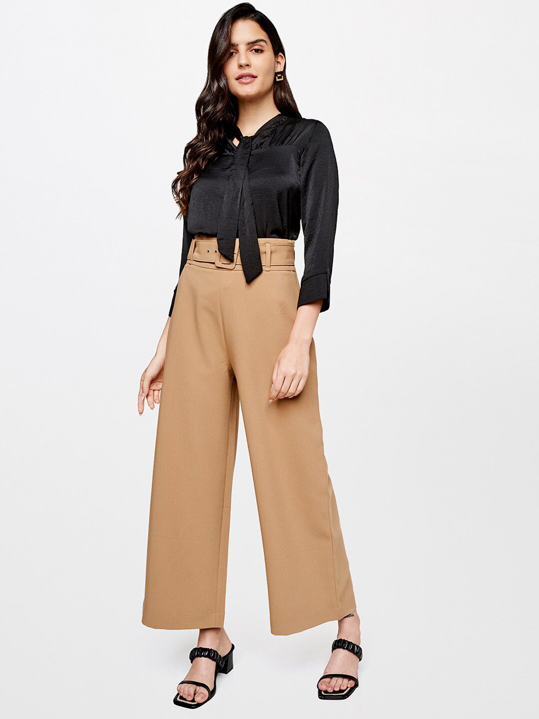 Dan baju hitam baju hitam tiga suku lengan atas