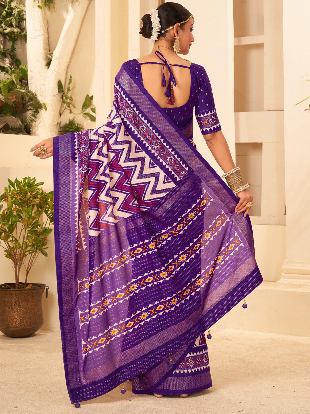 Saree mall Striped Zari Silk Blend Banarasi Sarees