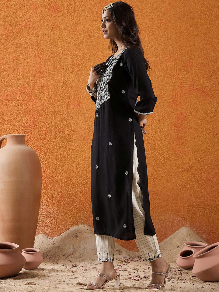 Indo Era Floral Embroidered Notch Neck Thread Work Straight Kurta