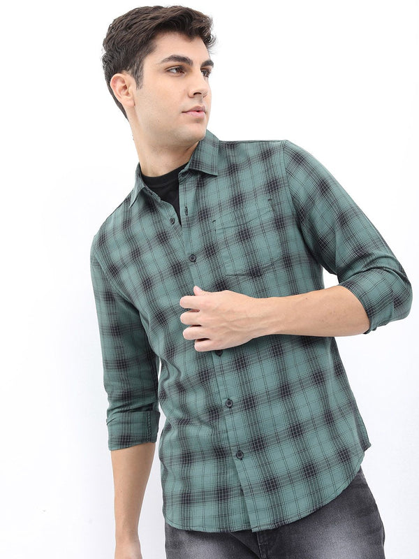 Highlander Men Slim Fit memeriksa baju kasual