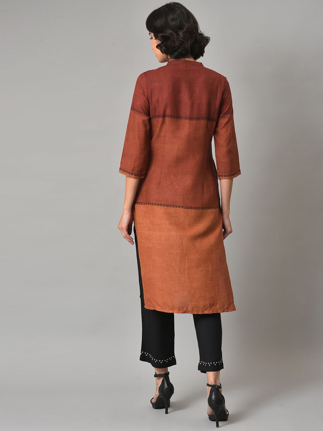 W Women Colourblocked Kurta with Trousers