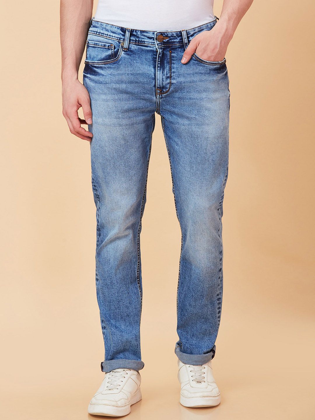 Menjadi lelaki manusia langsing sesuai dengan seluar jeans berat