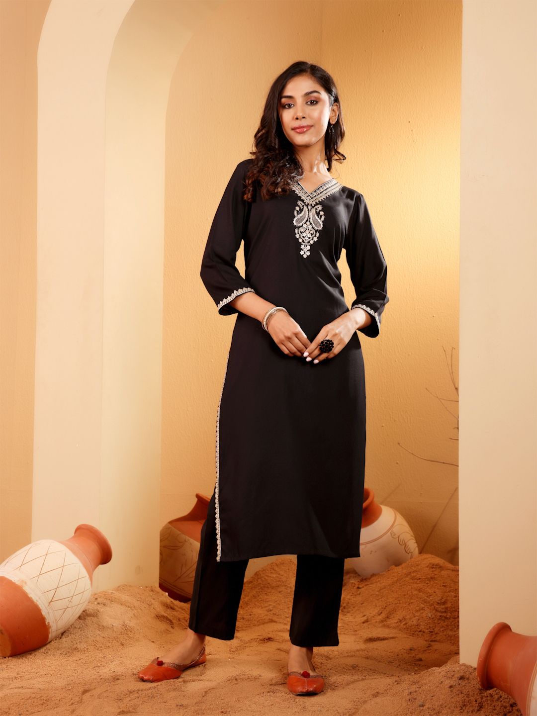 Varanga Paisley Embroidered V-Neck Straight Kurta