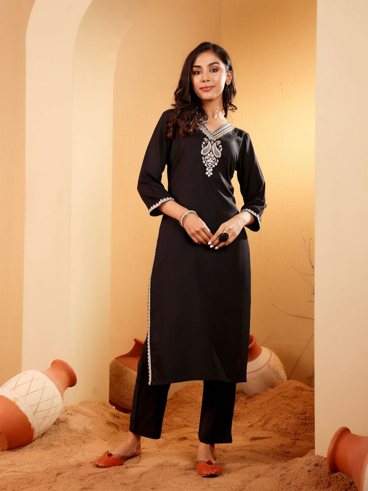 Varanga Paisley Embroidered V-Neck Straight Kurta