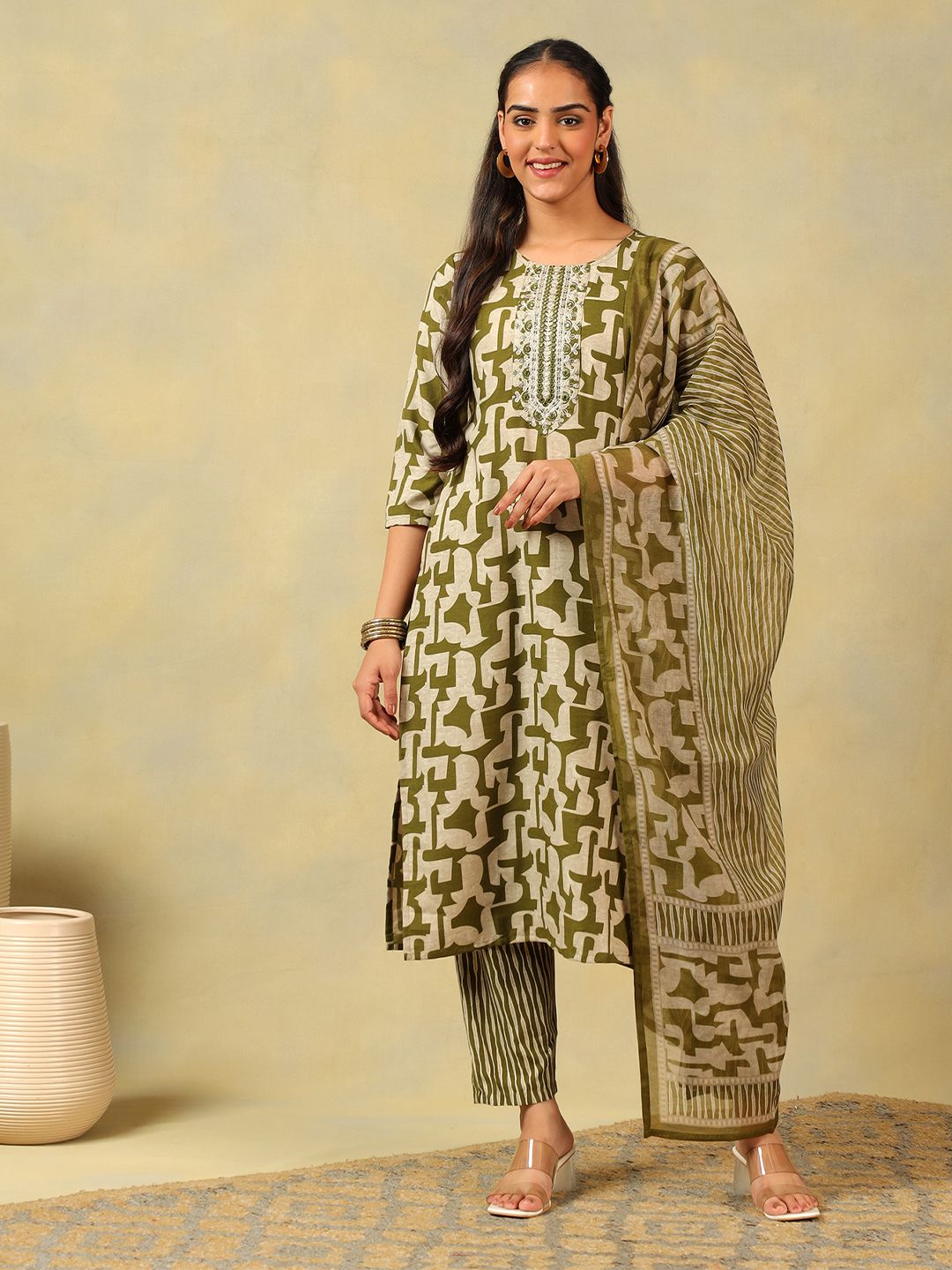 Mamicha Women Printed Regular Thread Work Pure Cotton Kurta with Trousers & With Dupatta