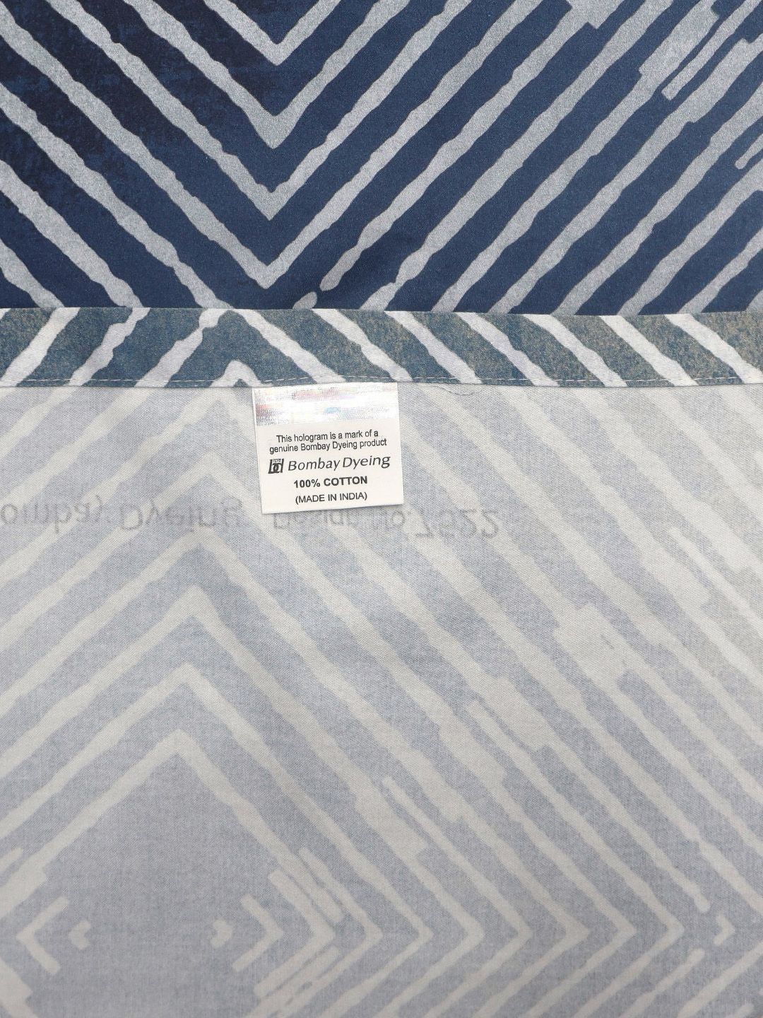 BOMBAY DYEING Urban Living Grey Printed Cotton 400 TC King Bedsheet with 4 Pillow Covers