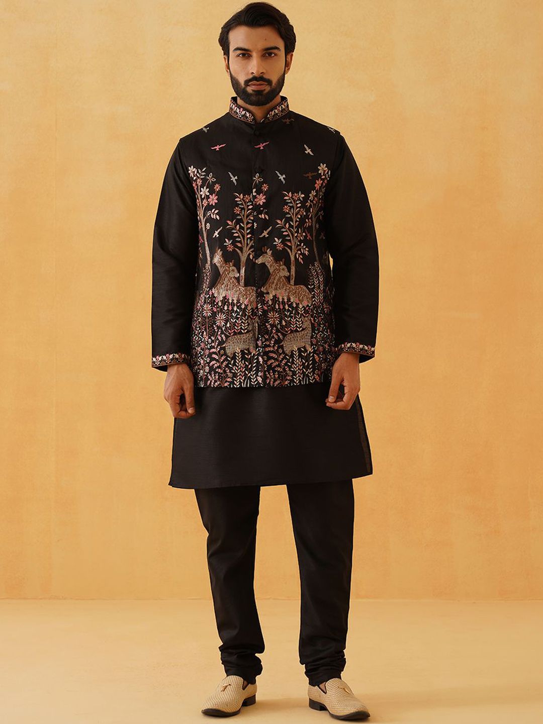 SOJANYA LUXE Thread Work Silk Cotton Straight Kurta dengan Piyama & Jaket Nehru