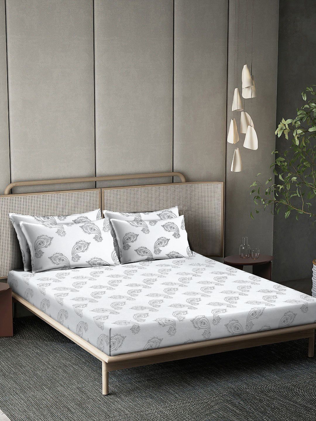 Myntra Elegant Homes Motif Etnik Putih & Kelabu 400 TC Cadar dengan 2 Sarung Bantal