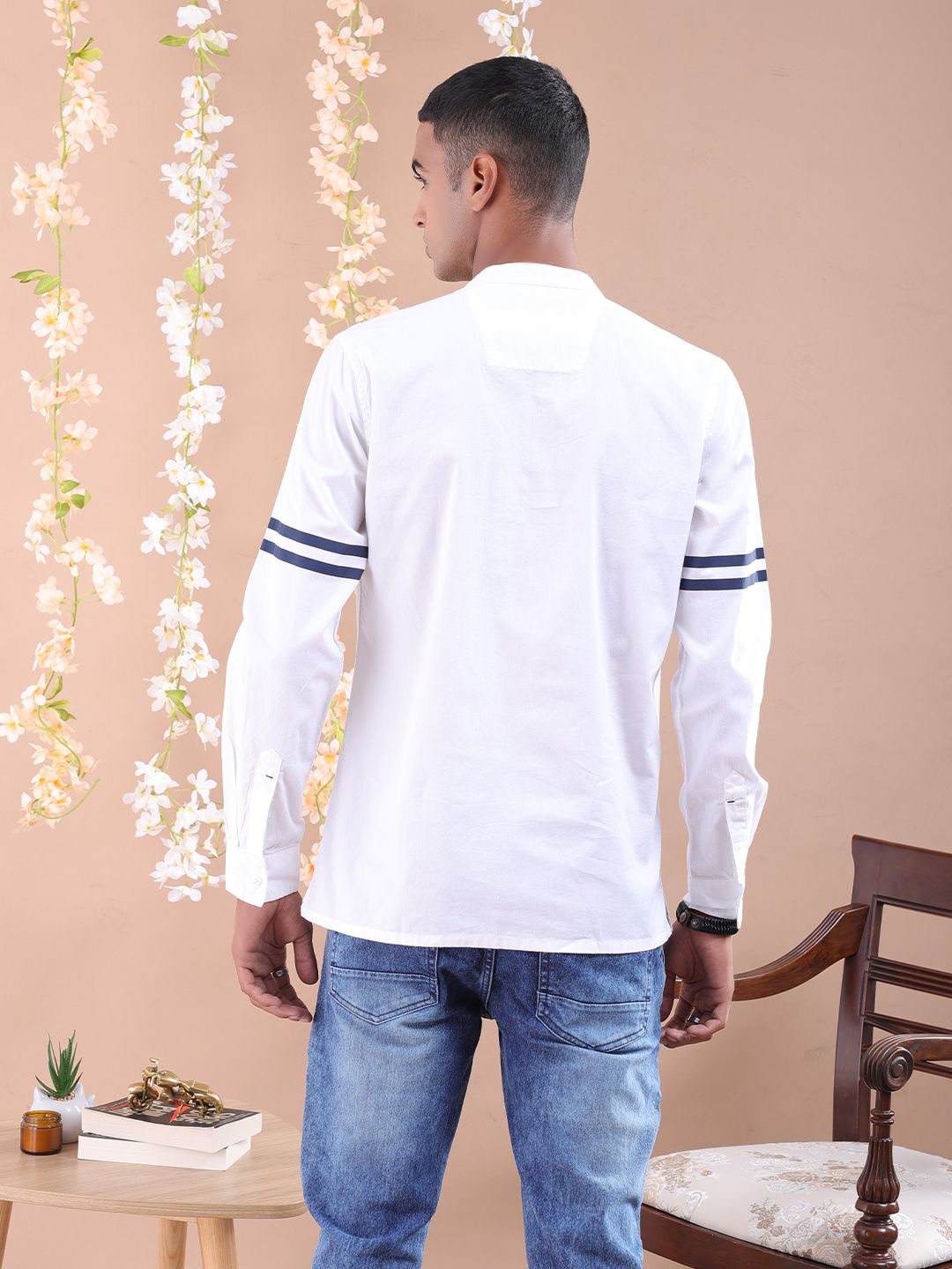 The Indian Garage Co Men White Solid Kurta with stripe detail