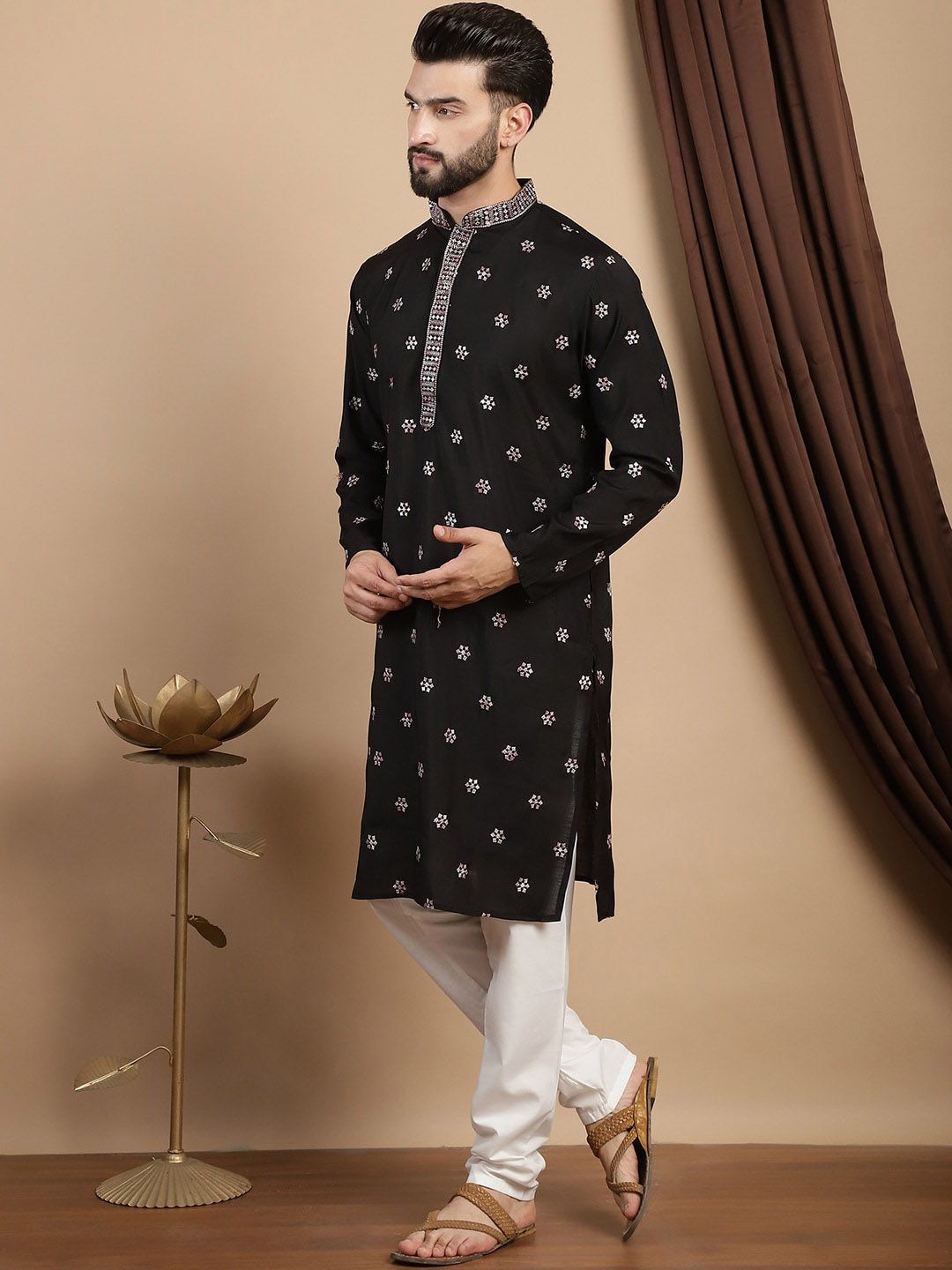 Anouk Floral Sulam Benang Biasa Kerja Mandarin Collar Straight Kurta dengan Churidar