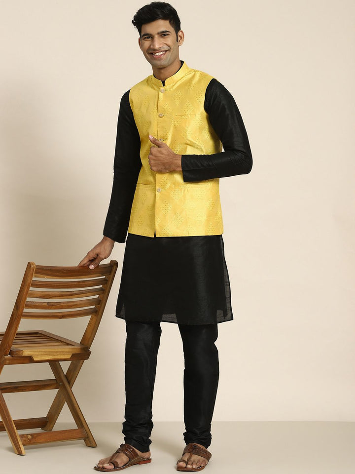 SOJANYA Men Black Kurta with Churidar
