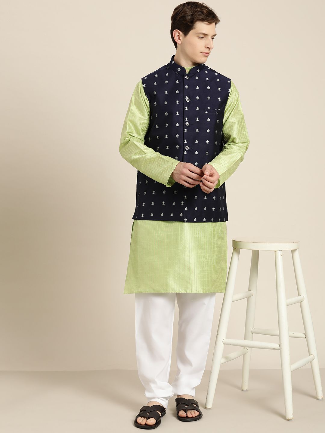 SOJANYA Men Green & Beige Thread Work Straight Kurta Churidar & Jaket Nehru