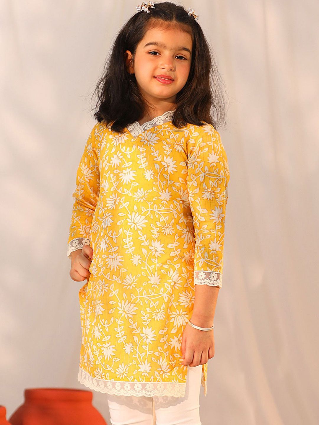 VASTRAMAY Girls Floral Printed Gotta Patti Cotton Straight Kurta