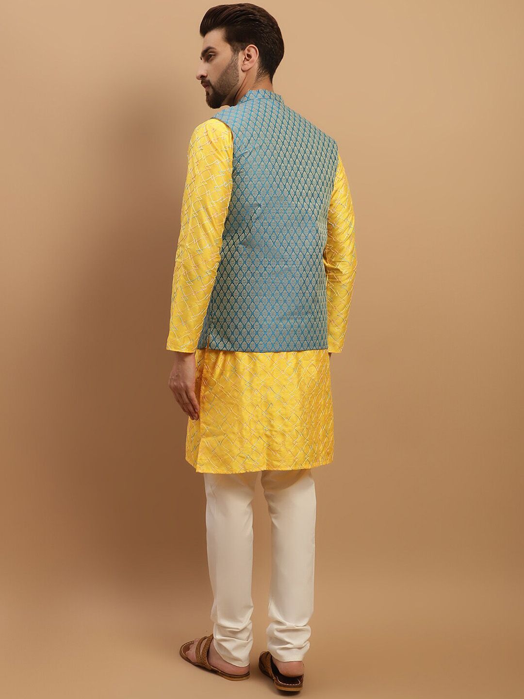 SOJANYA Kurta Biasa Bersulam Geometrik dengan Jaket Nehru Rekaan Churidar & Tenunan