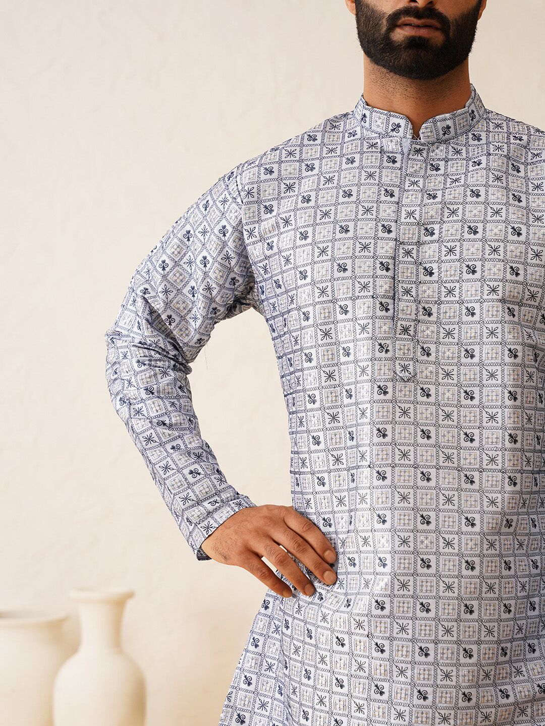 SOJANYA LUXE Motif Etnik Bersulam Kolar Mandarin Berlabuci Kurta Lurus