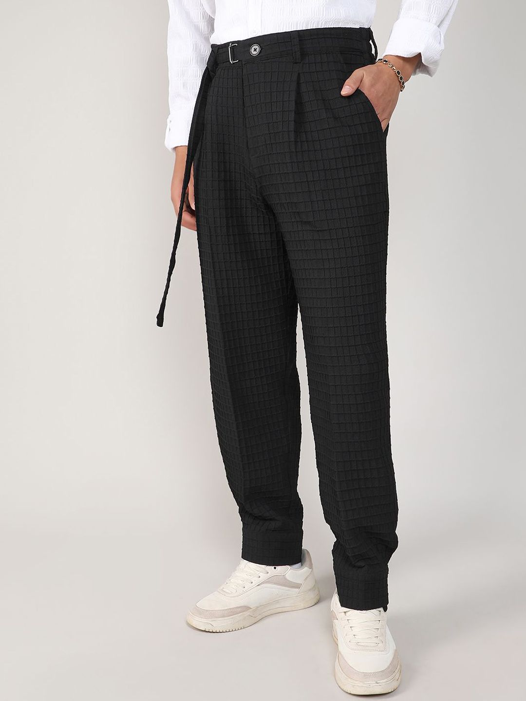 Campus Sutra Men Comfort Mid-Rise Easy Wash Pleated Regular Trousers