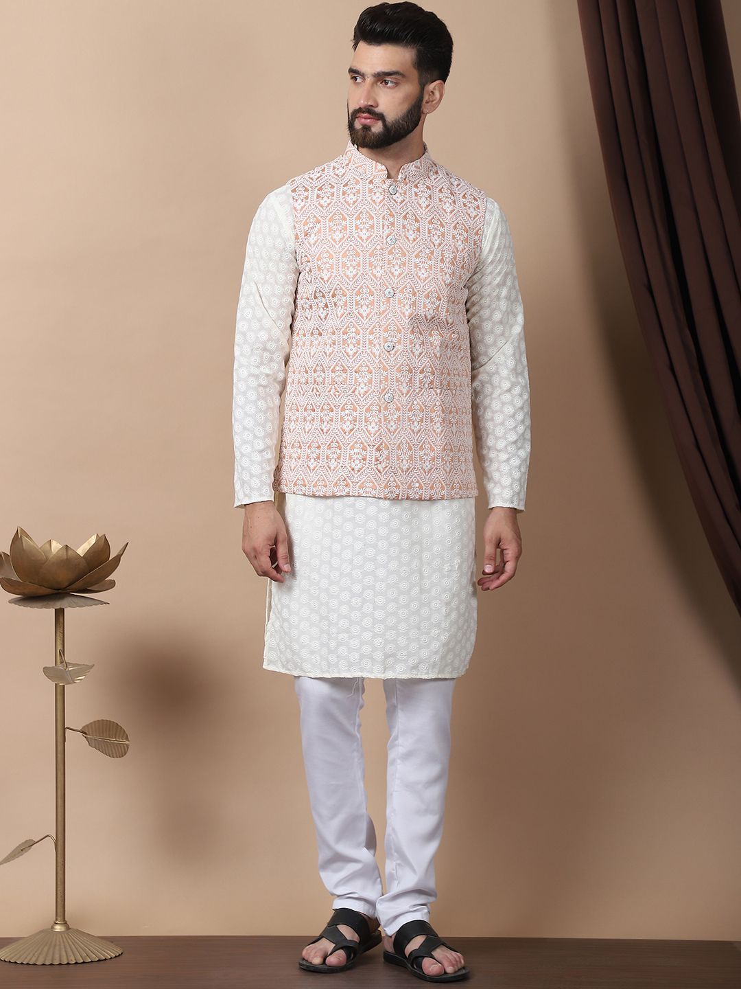 Kurta Kapas Tulen Bersulam Bunga Warna Krim Anouk dengan Jaket Churidar & Nehru