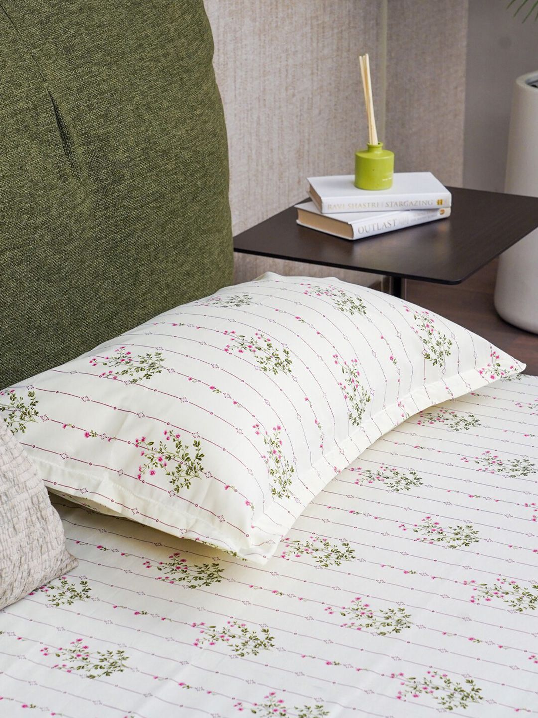 URBAN SPACE  White & Pink Floral 200 TC King Bedsheet with 2 Pillow Covers