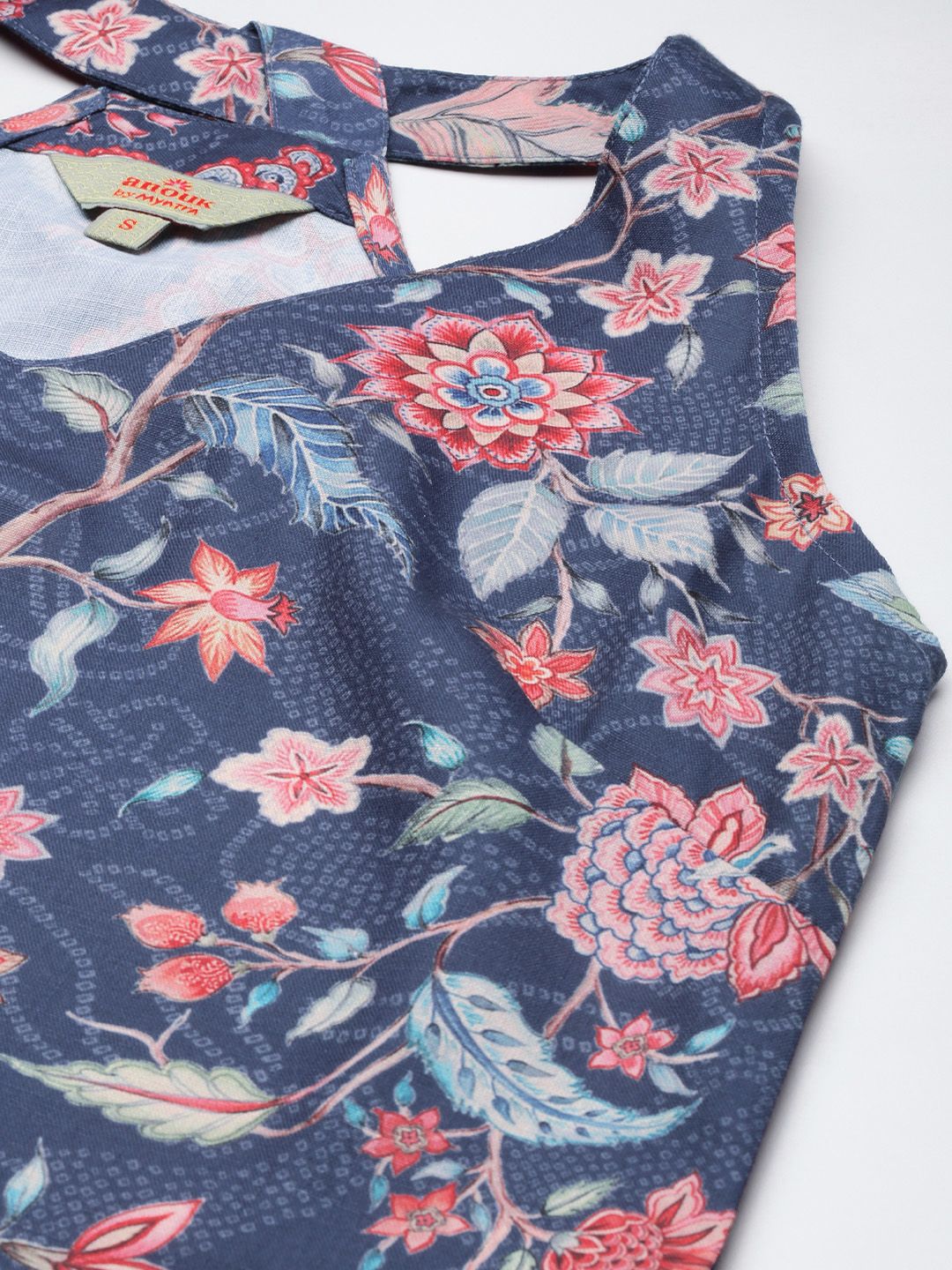 Anouk V-Neck Floral Printed Sleeveless Kurta With Trousers & Printed Dupatta
