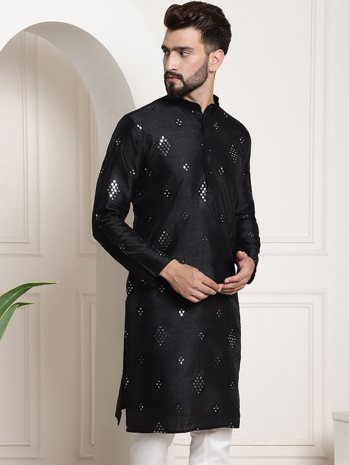 SOJANYA Dihiasi Kurta