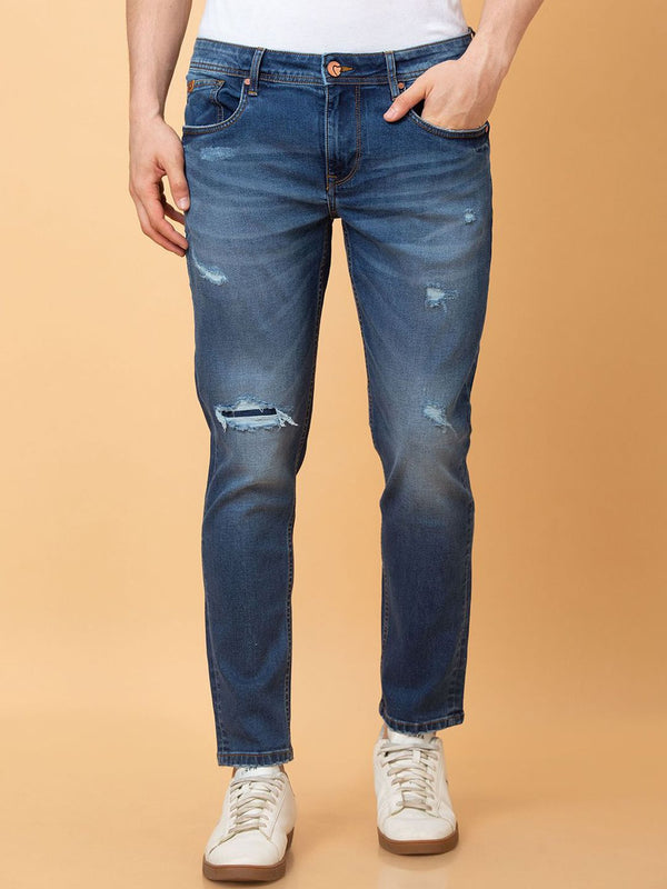 Menjadi lelaki manusia yang agak tertekan dengan seluar jeans pudar