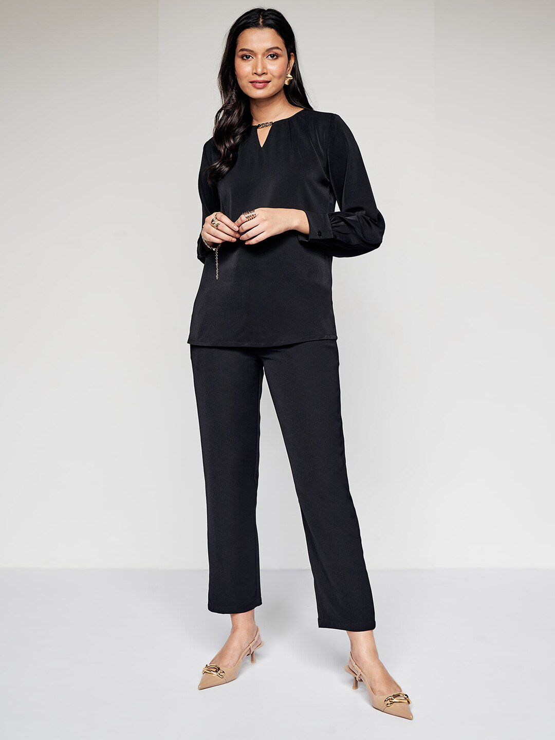 AND Keyhole Neck Long Sleeves Top