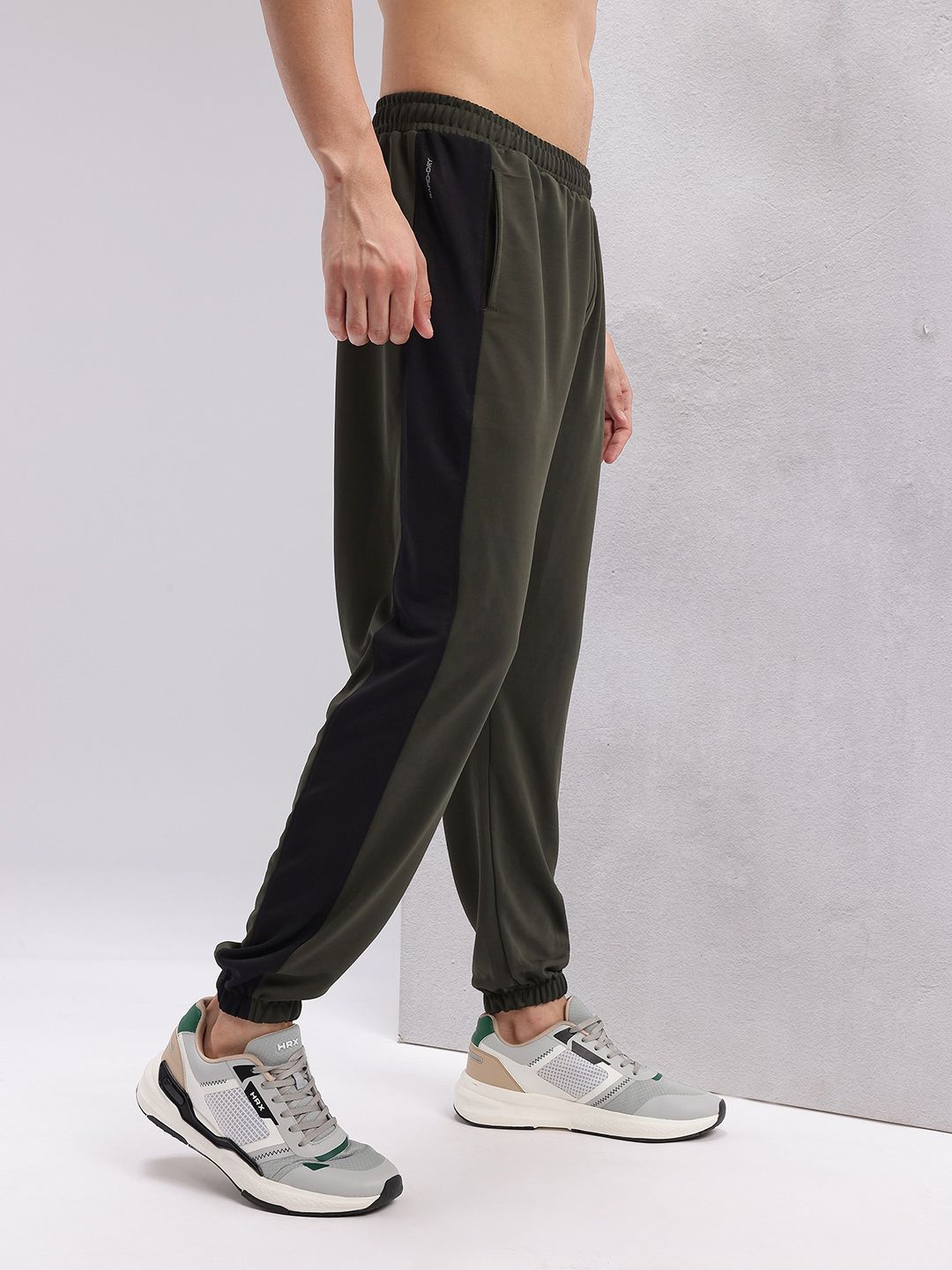 HRX by Hrithik Roshan Men Mid-Rise Rapid-Dry Training Joggers with Contrast Stitch