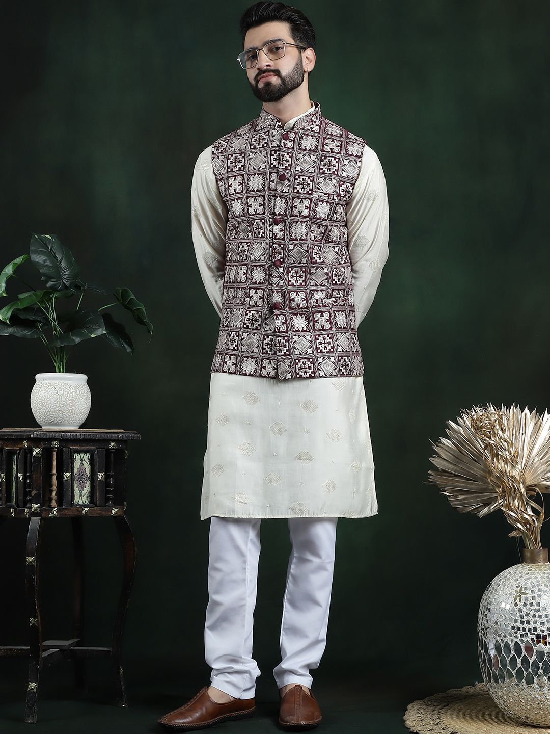 SOJANYA Men Embroidered Nehru Jackets