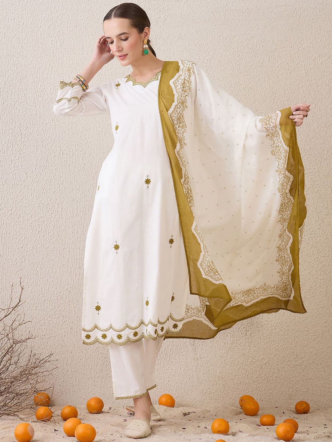Indo era bunga bersulam bersulam kapas tulen Kurta lurus dengan seluar & dupatta
