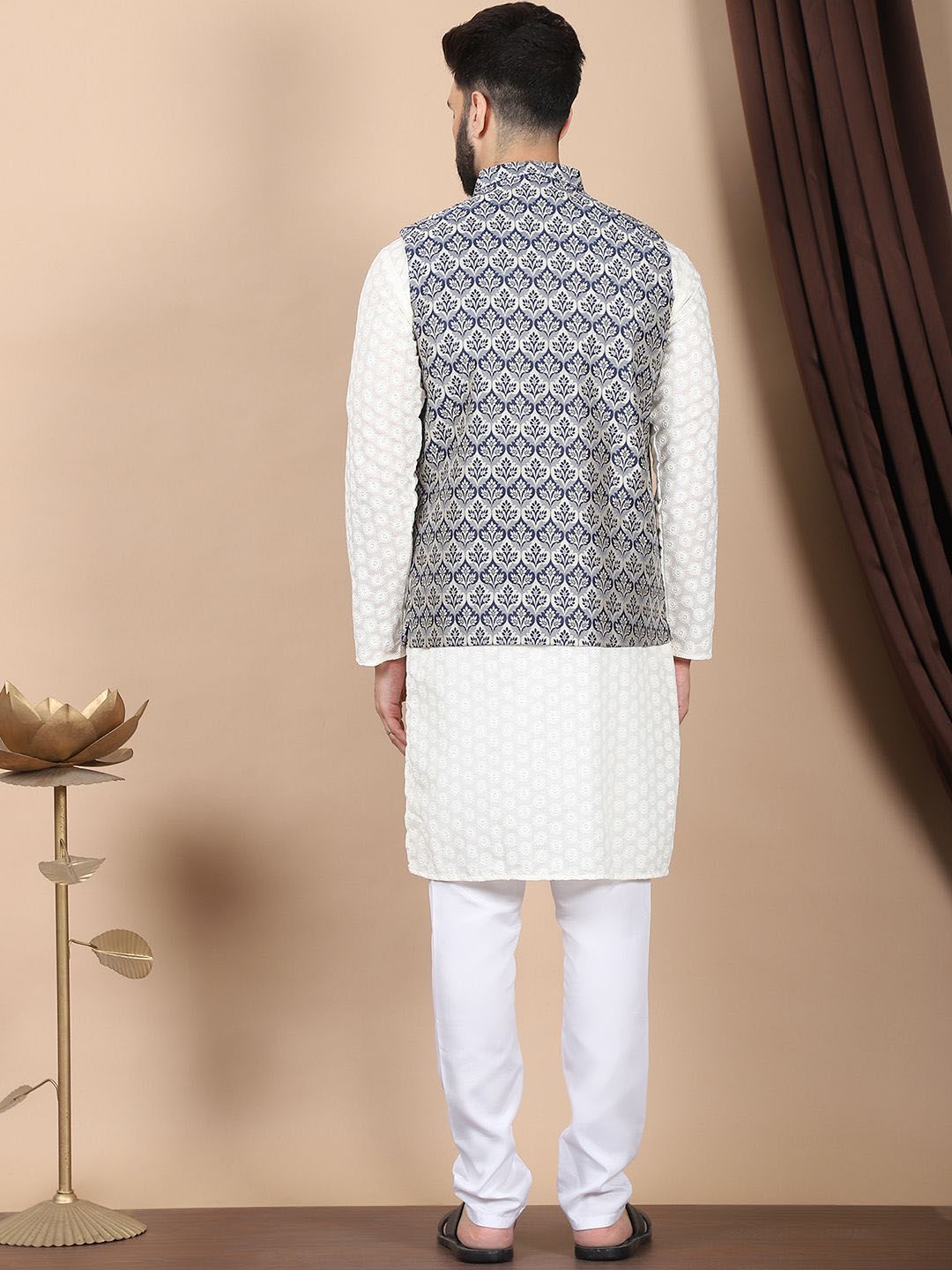 Kurta Kapas Tulen Bersulam Bunga Warna Krim Anouk dengan Jaket Churidar & Nehru