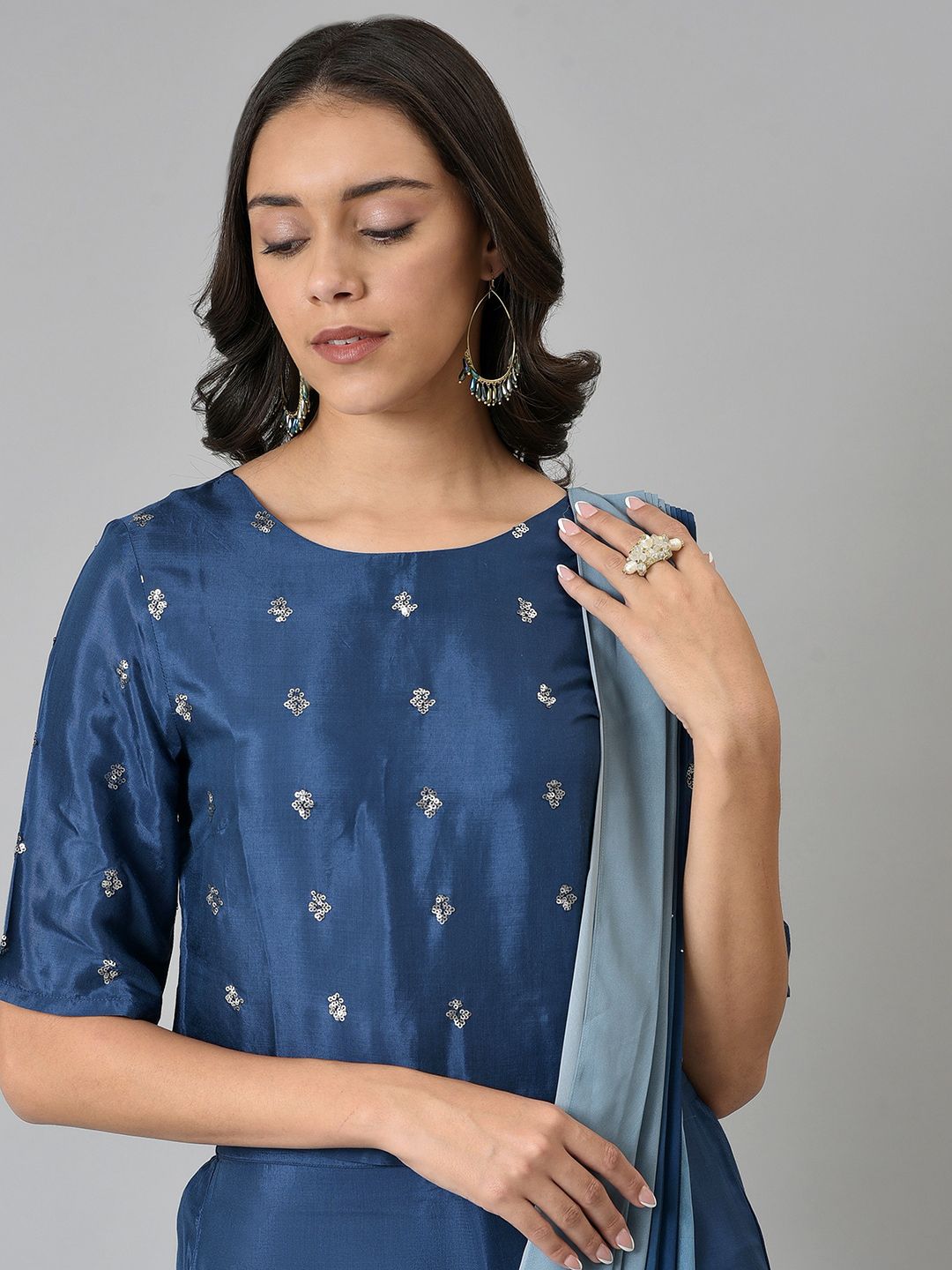 W Wanita Motif Etnik Bersulam Atasan dengan Palazzo Dengan Dupatta Dilampirkan