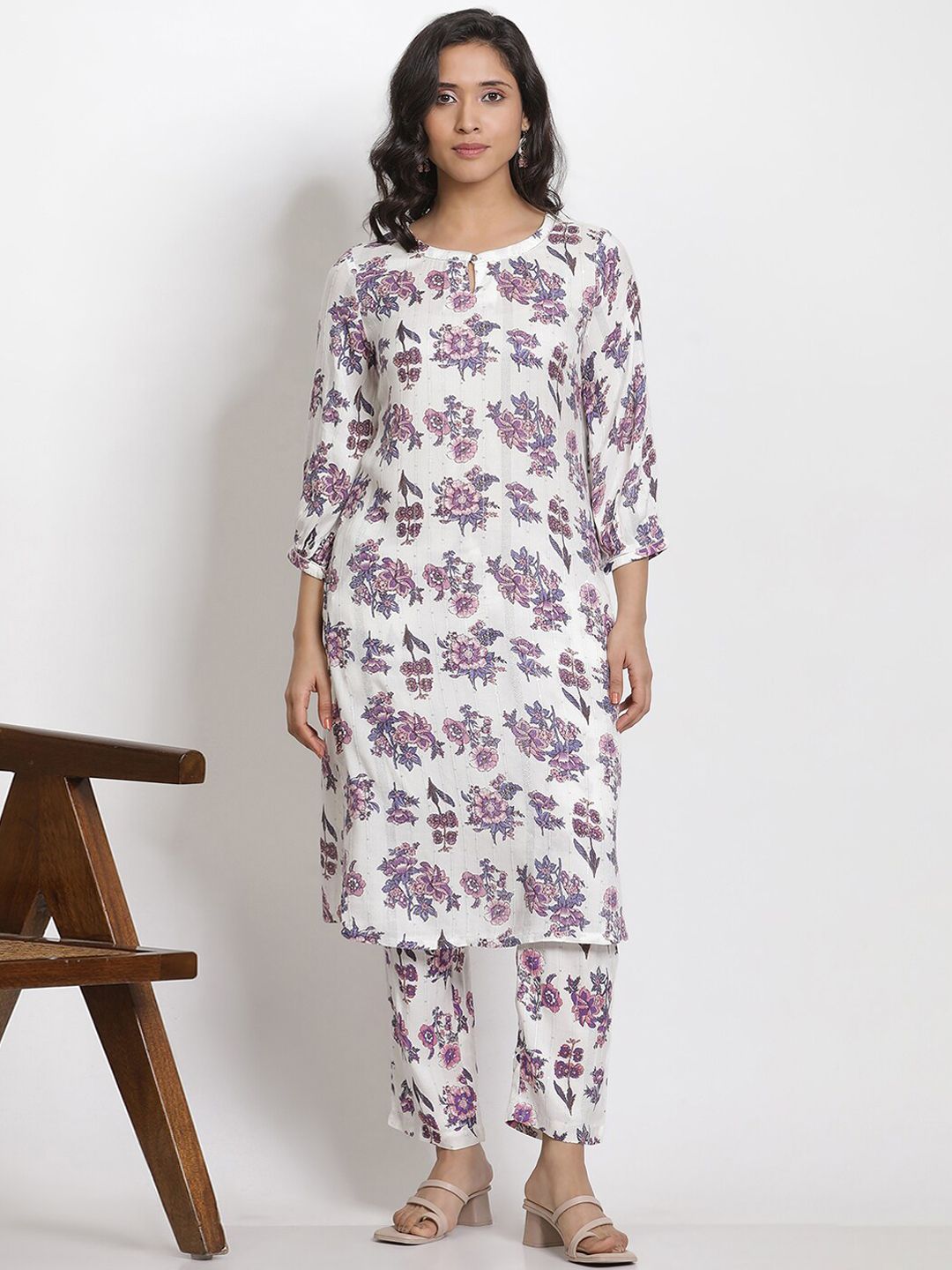 W Women Floral Printed Regular Gotta Patti Round Neck Straight Kurta With Trouser
