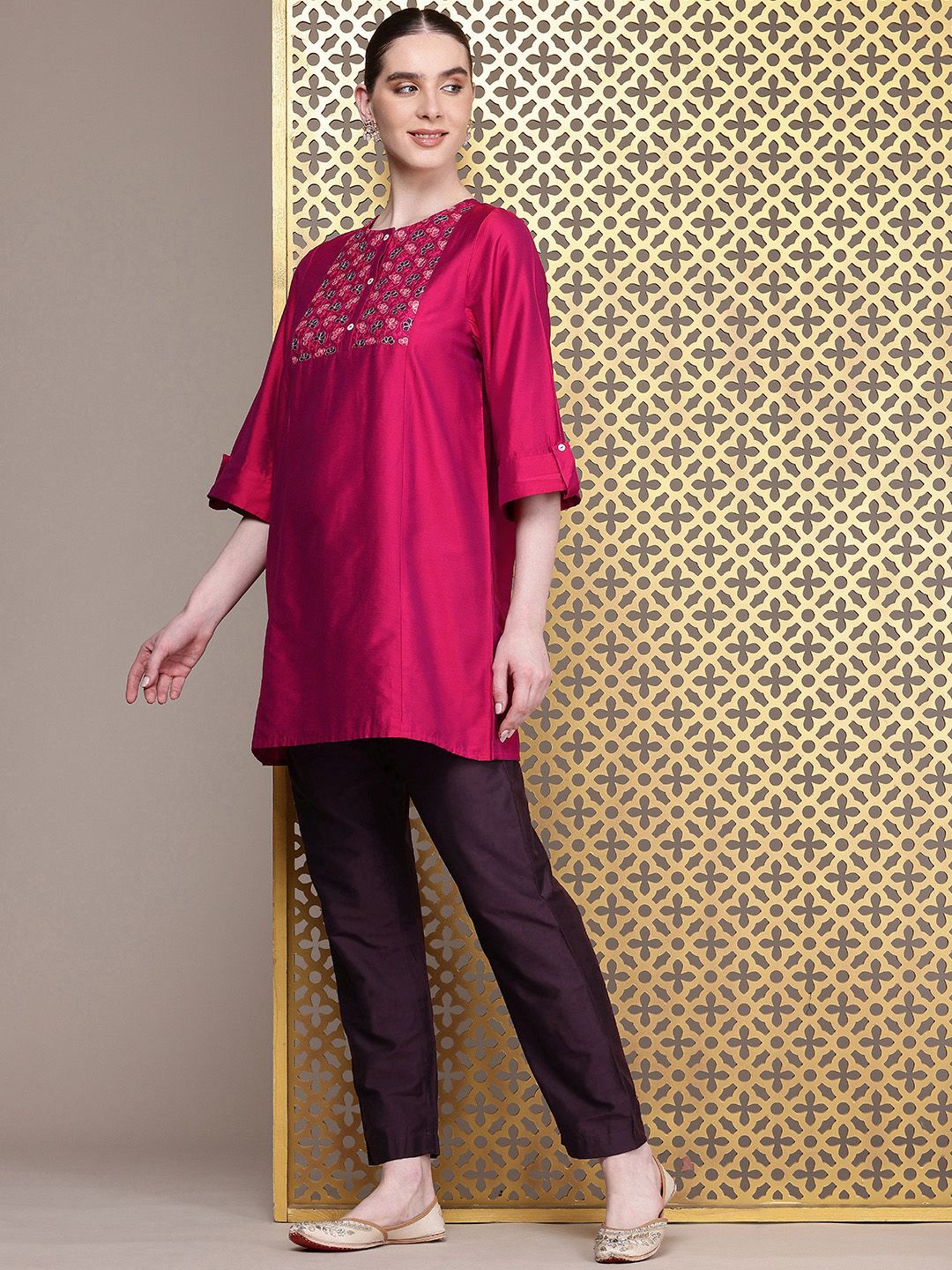 House of Pataudi Jashn Floral Embroidered Thread Work Kurti with Trousers