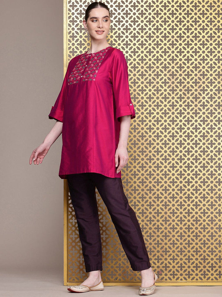 House of Pataudi Jashn Floral Embroidered Thread Work Kurti with Trousers