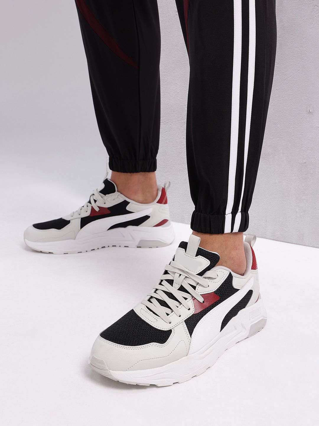 HRX by Hrithik Roshan Men Lifestyle Mid-Rise Joggers With Side Stripes
