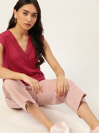 Lengan baju merah jambu dressberry di bahagian atas biasa