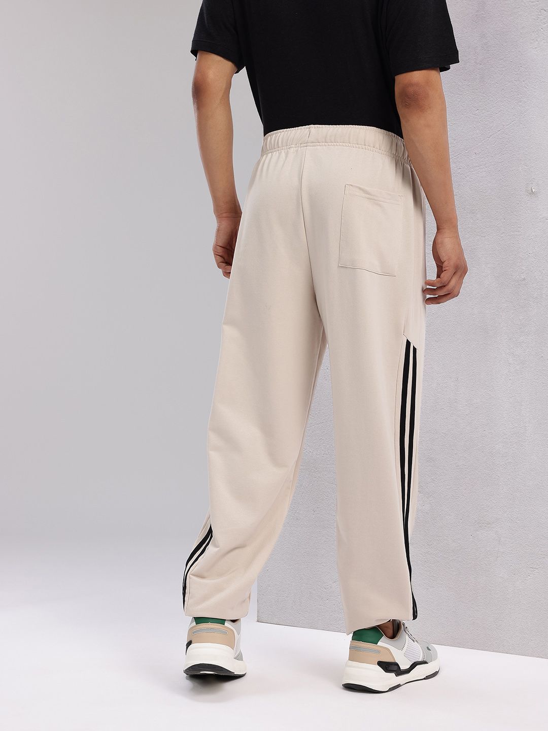 HRX by Hrithik Roshan Men Side Striped Mid-Rise Relaxed Fit Lifestyle Joggers