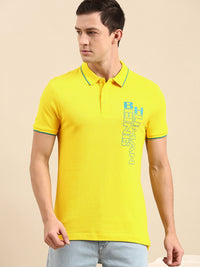 Menjadi T-shirt kolar polo berwarna kuning & biru manusia