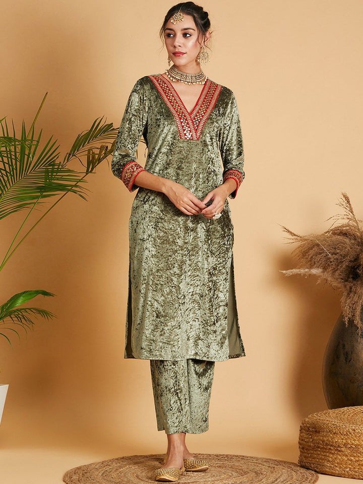 Shae by SASSAFRAS Thread Work Velvet Straight Kurta