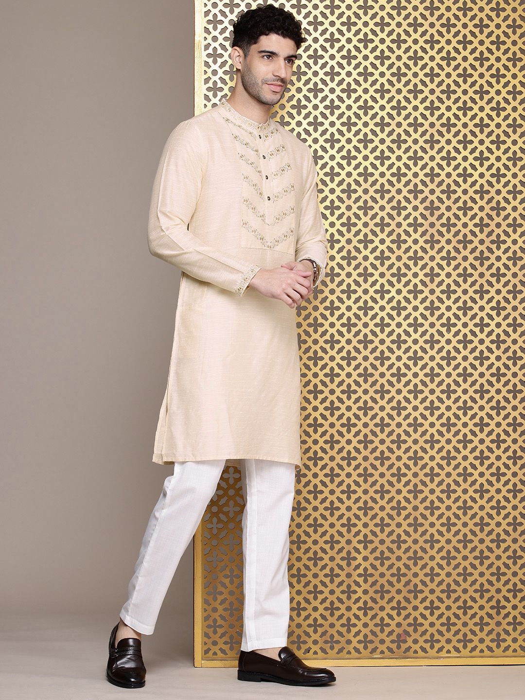 House of Pataudi Men Jashn Ethnic Motifs Yoke Design Zari work Kurta With Trousers