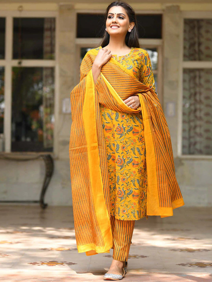 Kalini Floral Printed Pure Cotton Kurta dengan Seluar & Dupatta